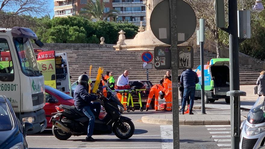 Un accidente en el Paseo de la Alameda deja un motorista herido