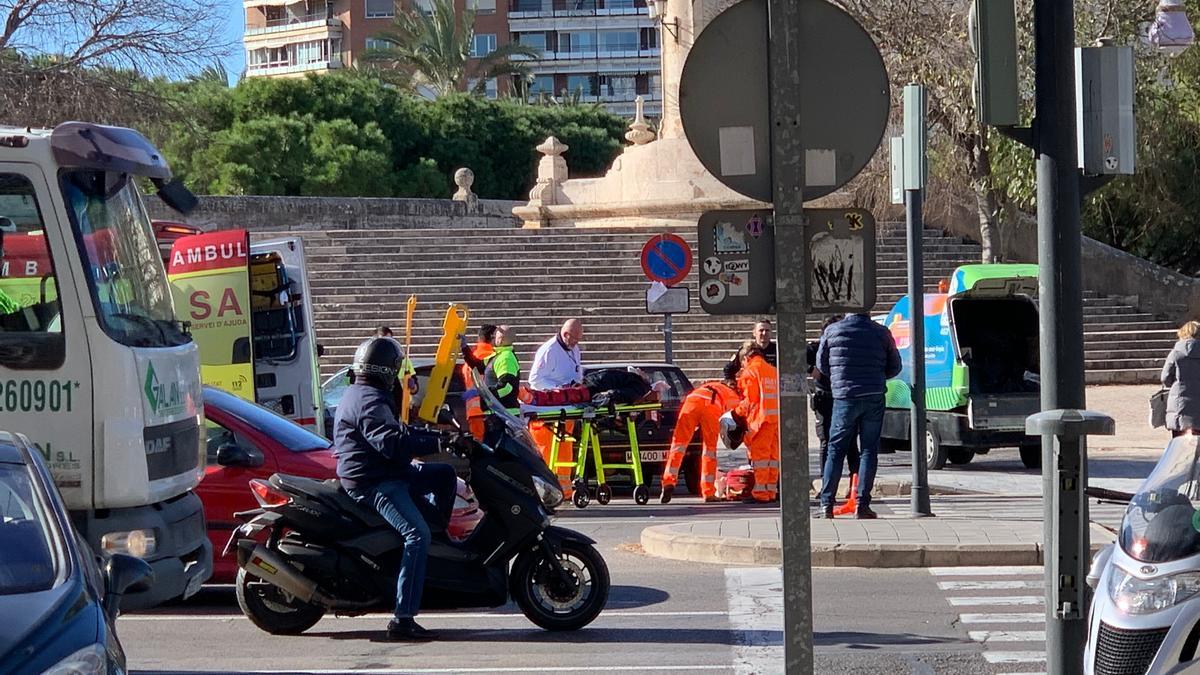 El SAMU atendiendo al motorista herido en un accidente de tráfico hoy en València