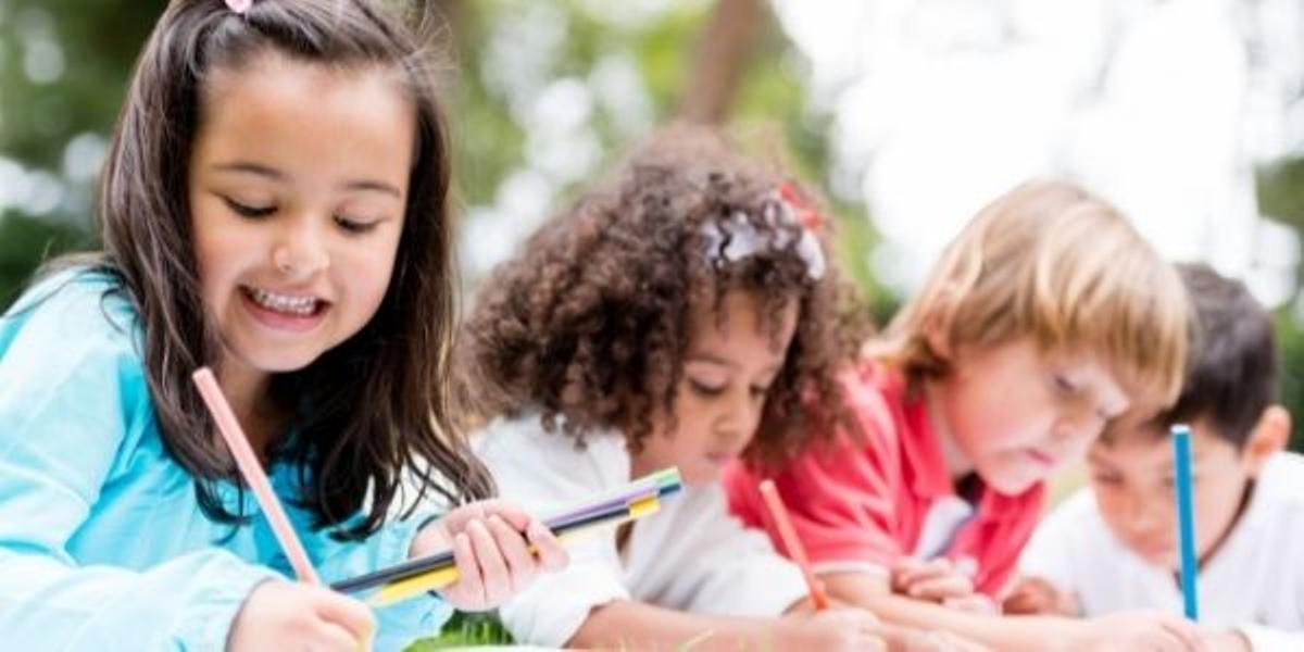 Los pequeños disfrutan aprendiendo mientras se divierten y aprenden inglés.