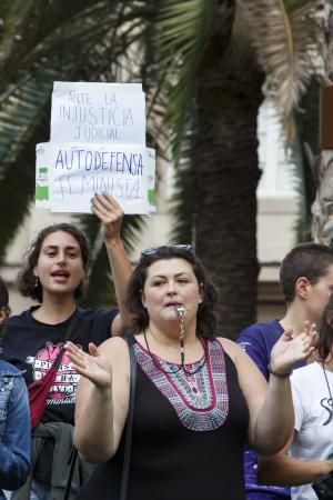 19.06.18. Las Palmas de Gran Canaria.  Un centenar de personas se concentran en Las Palmas de Gran Canaria para mostrar su rechazo ante la puesta en libertad provisional de 'La Manada'. Plaza de La Feria. Foto Quique Curbelo  | 21/06/2018 | Fotógrafo: Quique Curbelo