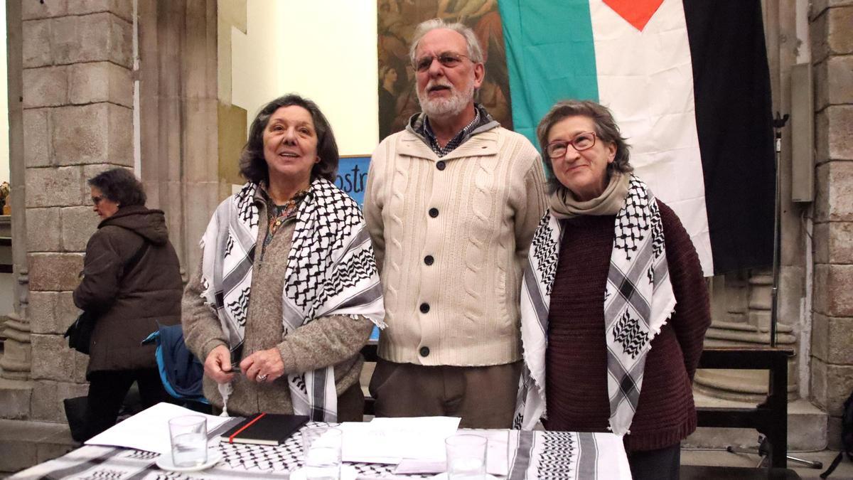 Gabriela Serra, Martí Olivella y Llum Mascaray, en el incio de la huelga de hambre por Palestina