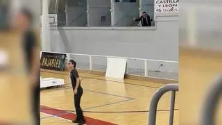 Insultos machistas en León a la árbitra de la Liga Femenina de baloncesto Paula Lema: "¡Puta!", "¡Vete a limpiar!"