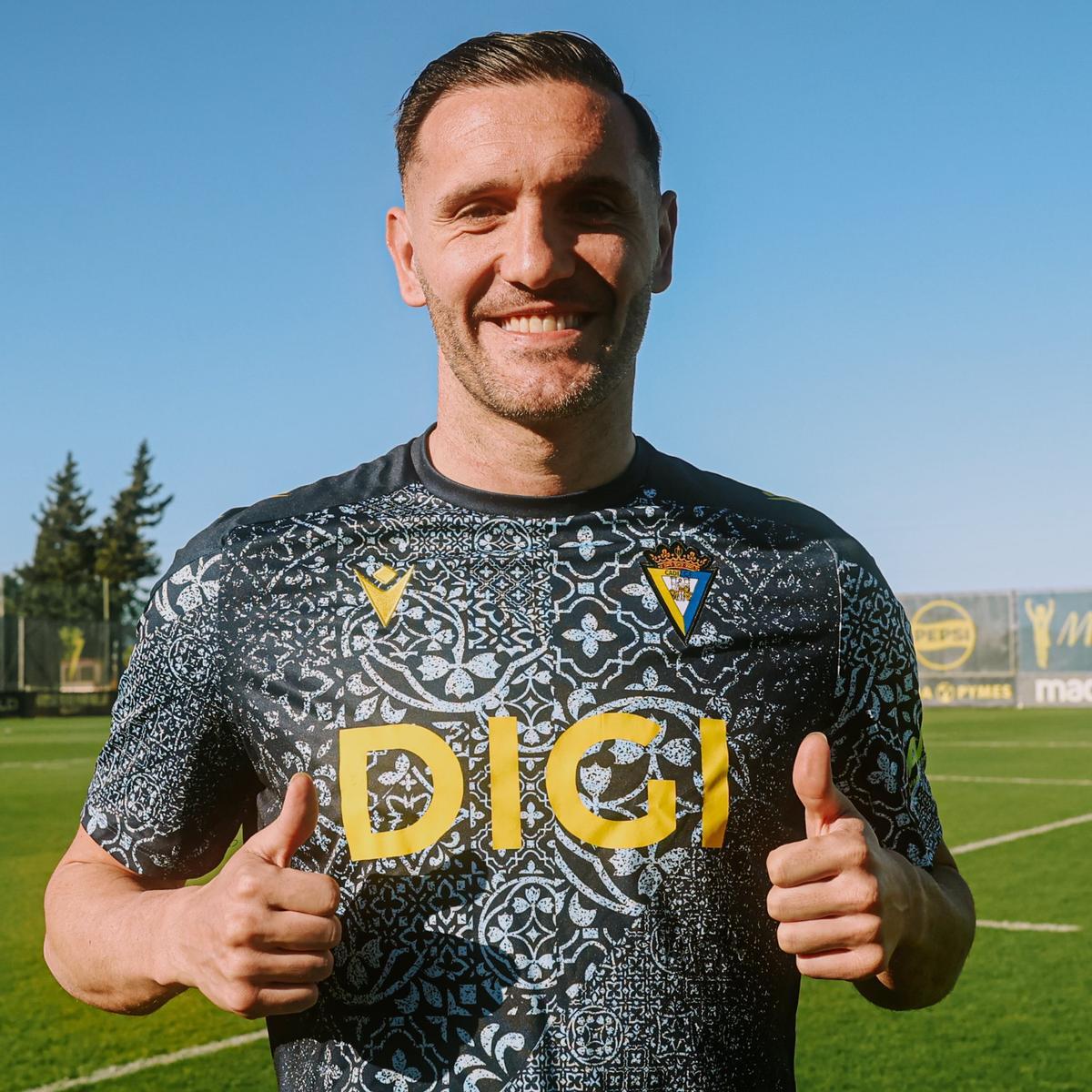 Lucas Pérez, con la camiseta de entrenamiento del Cádiz.