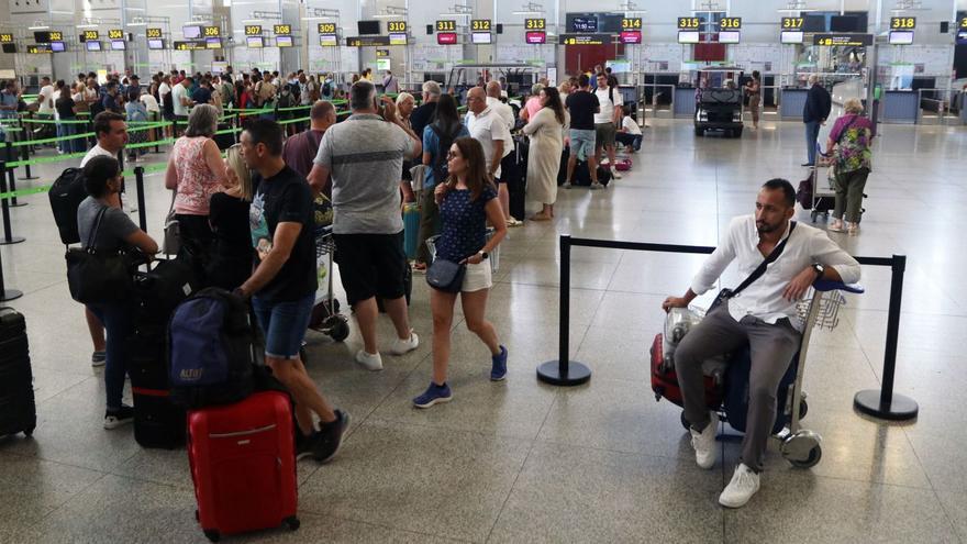 El aeropuerto cierra la temporada con casi el 100% de su tráfico recuperado