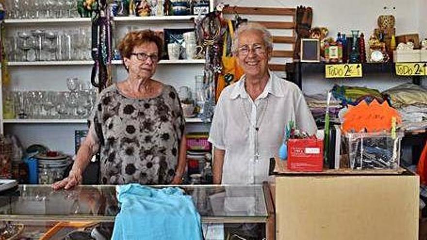 Pilar y Julia, voluntarias de Cáritas, en la tienda de Sant Antoni.