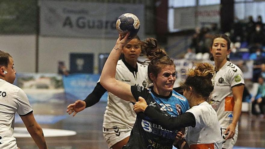 Sara Valero, durante un partido en A Guarda. |  // RICARDO GROBAS