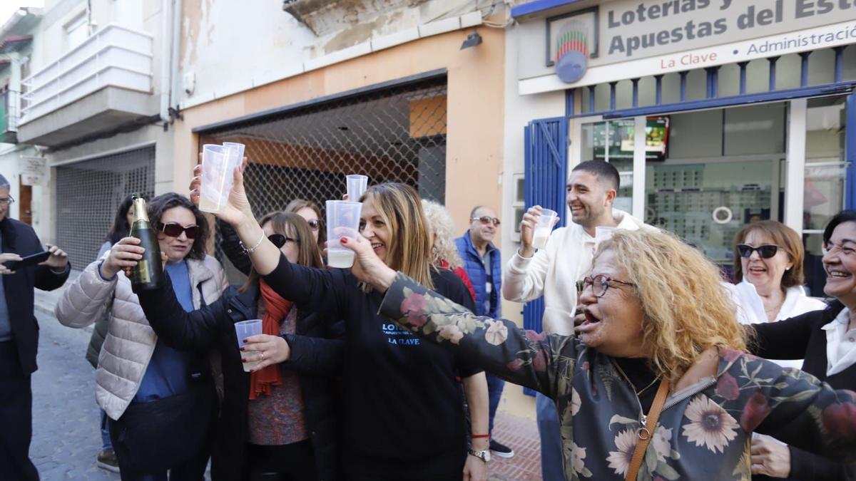 Brindis en una administración tras confirmar que en la Lotería de Navidad de 2024 repartieron uno de los premios.
