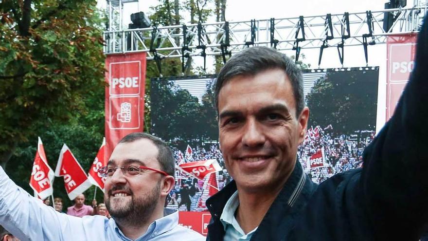 Adrián Barbón, líder de la FSA, con el presidente Pedro Sánchez, el pasado fin de semana, en Oviedo.