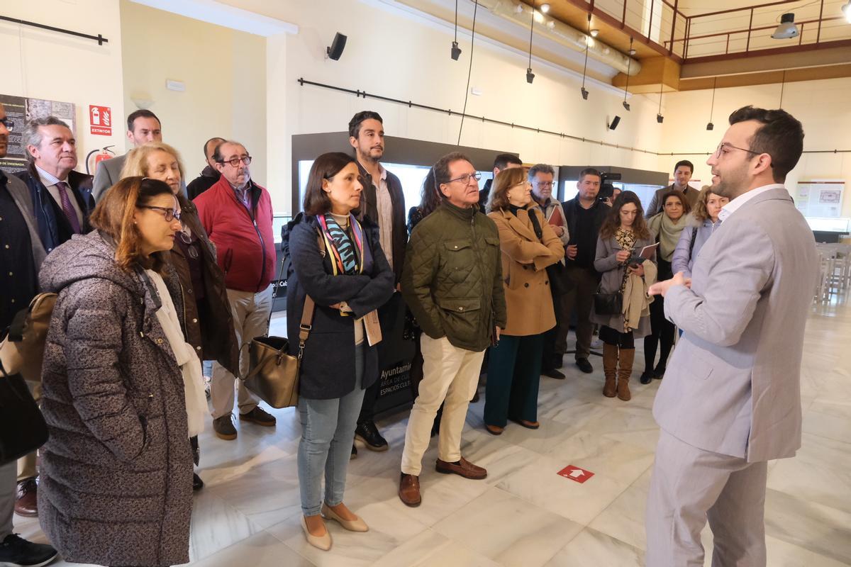 Visitantes a la muestra que da a conocer la ciudad de Cabra a través del Catastro de Ensenada.