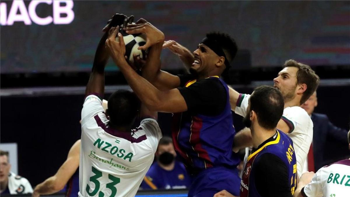 Davies lucha por un balón en la pasada Copa, ante el Unicaja