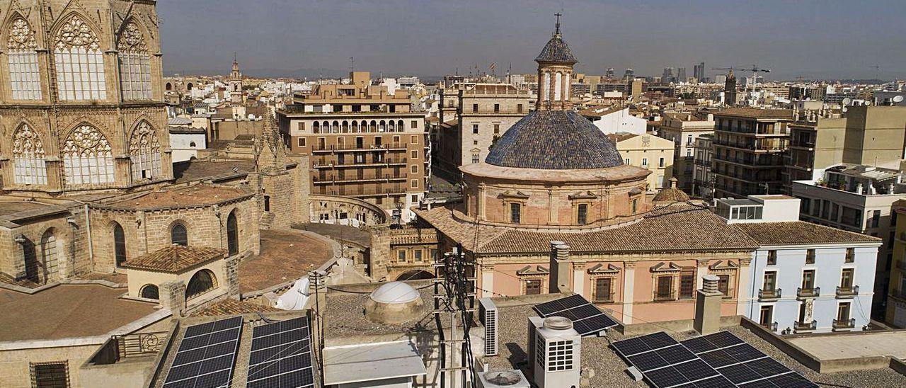 Tejados con paneles fotovoltaicos en el centro histórico