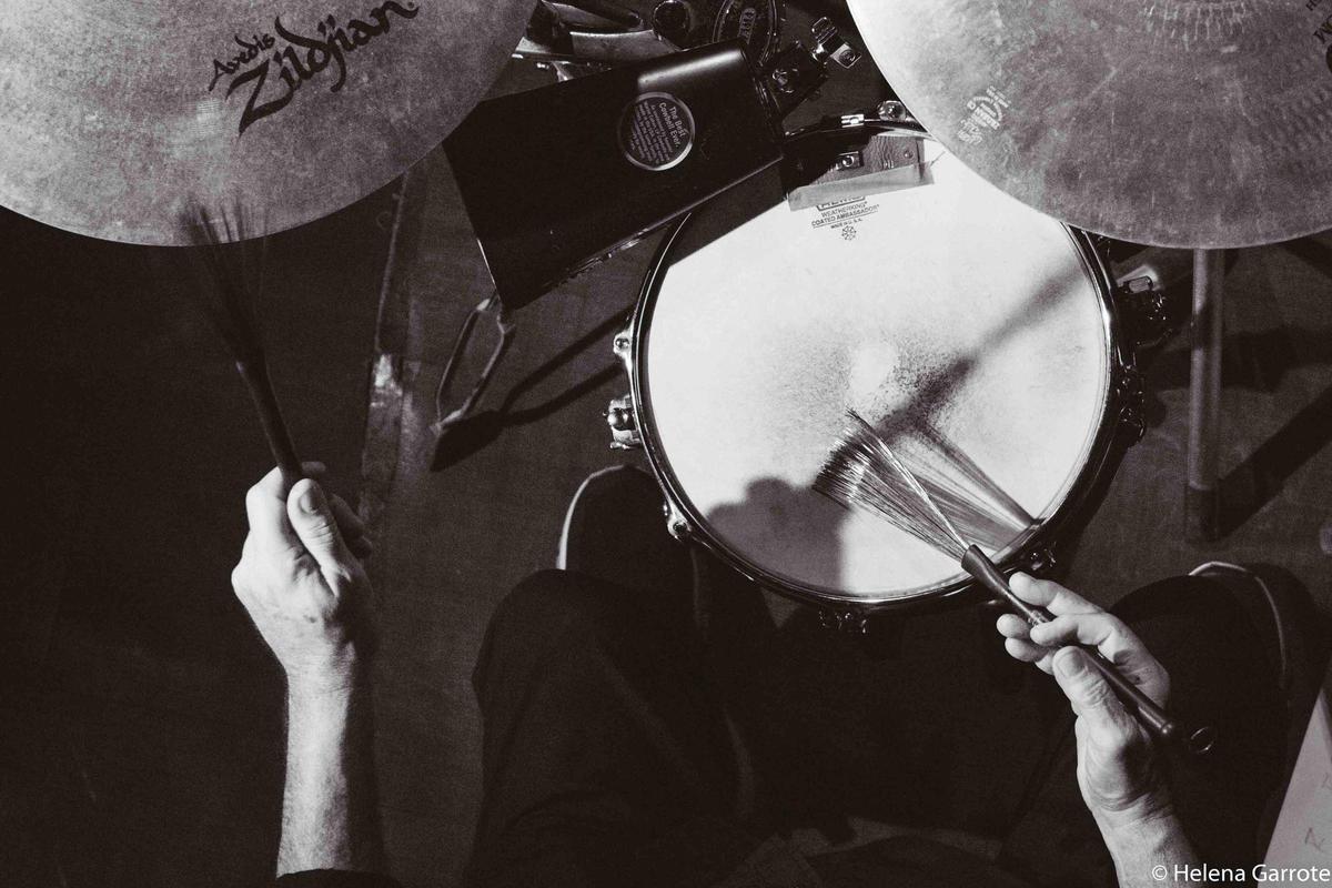 Ovidio López Trío llena de jazz íntimo Entre Bambalinas en Alicante