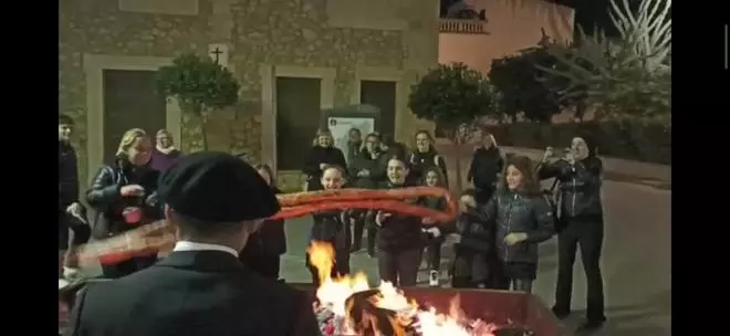 Adiós al carnaval: Sant Llorenç cambia en entierro de la sardina por el de la longaniza