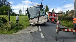 Un autobús escolar sufre una salida de vía en la zona de Laraño, en Santiago