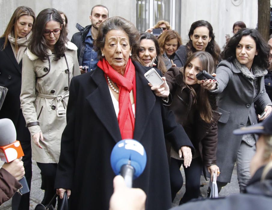 La senadora y exalcaldesa de Valencia por el PP, Rita Barberá, a su salida de la sede del Tribunal Supremo tras declarar voluntariamente como investigada por el caso Imelsa, el 21 de noviembre de 2016.