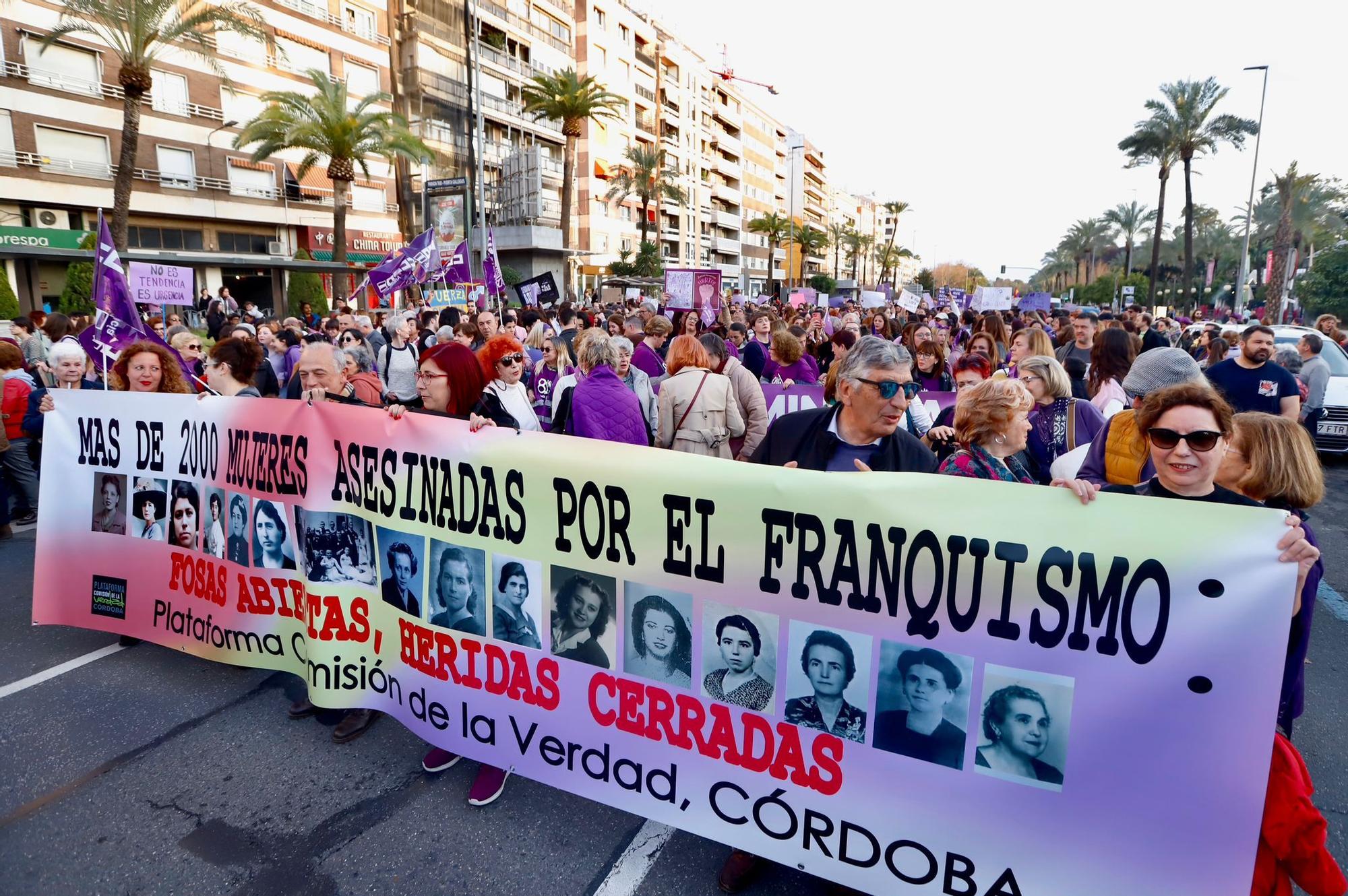 La manifestación del 8M recorre las calles de Córdoba