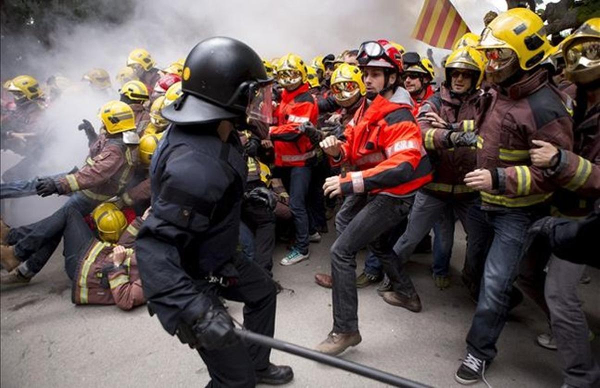 Mossos i bombers enfrontats davant del Parlament. Mossos i bombers enfrontats davant del Parlament.