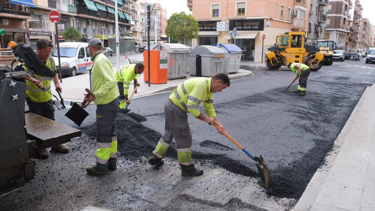 Operarios trabajando en el asfalto de calles de Carrús
