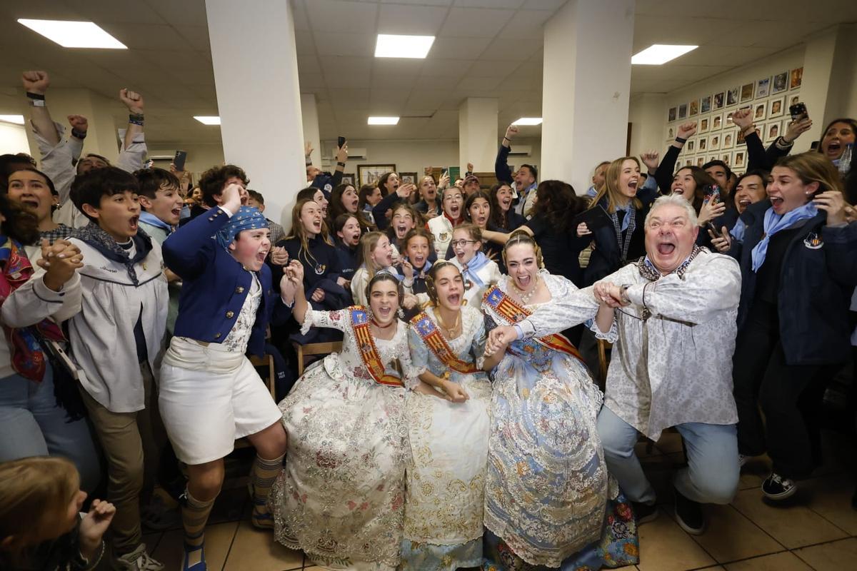 Celebración en el casal de Espartero al conocer el Primer Premio Infantil de Fallas 2026