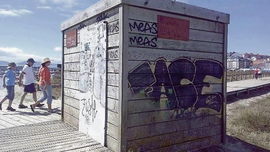 Antiguo baño situado en el arenal de Baltar. // Fdv