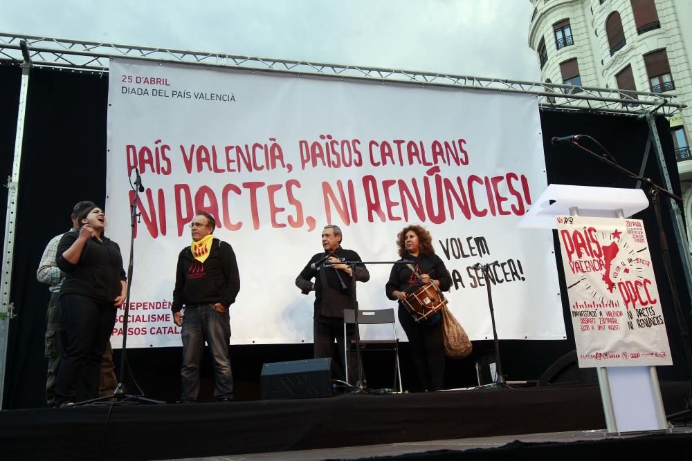 Manifestación en Valencia con motivo del 25 d'Abril