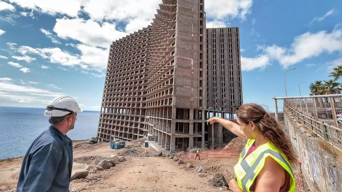 Urbanismo demuele las escaleras de las primeras cinco plantas del mamotreto de Añaza para impedir el acceso