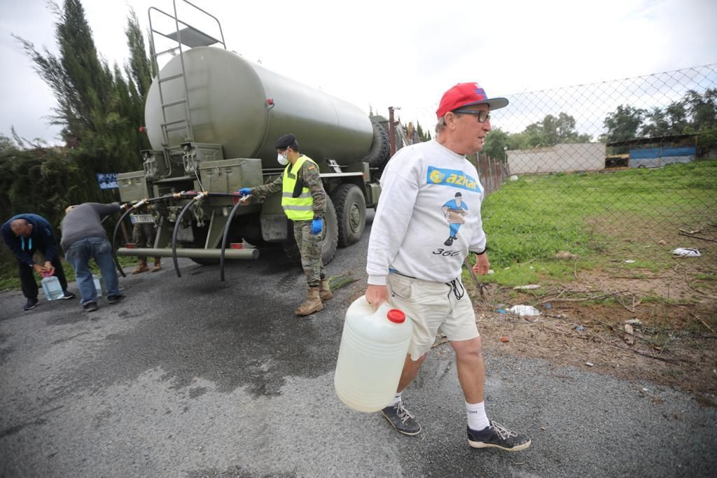 El Ejército reparte agua en las parcelaciones de Córdoba