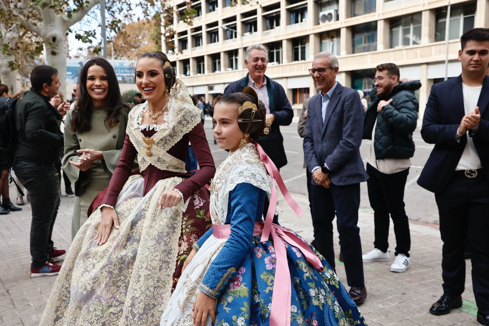 La primera "mascletà" de Marina y Maria Estela