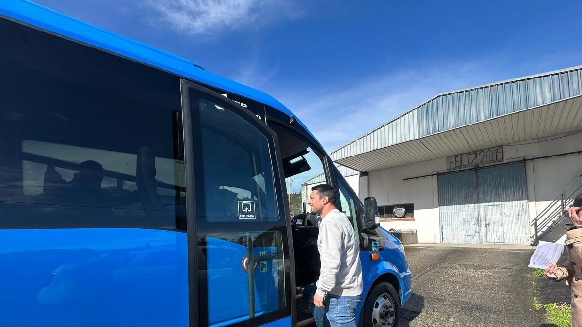 El concejal de Promoción Económica, Ismael González, con el minibus eléctrico.