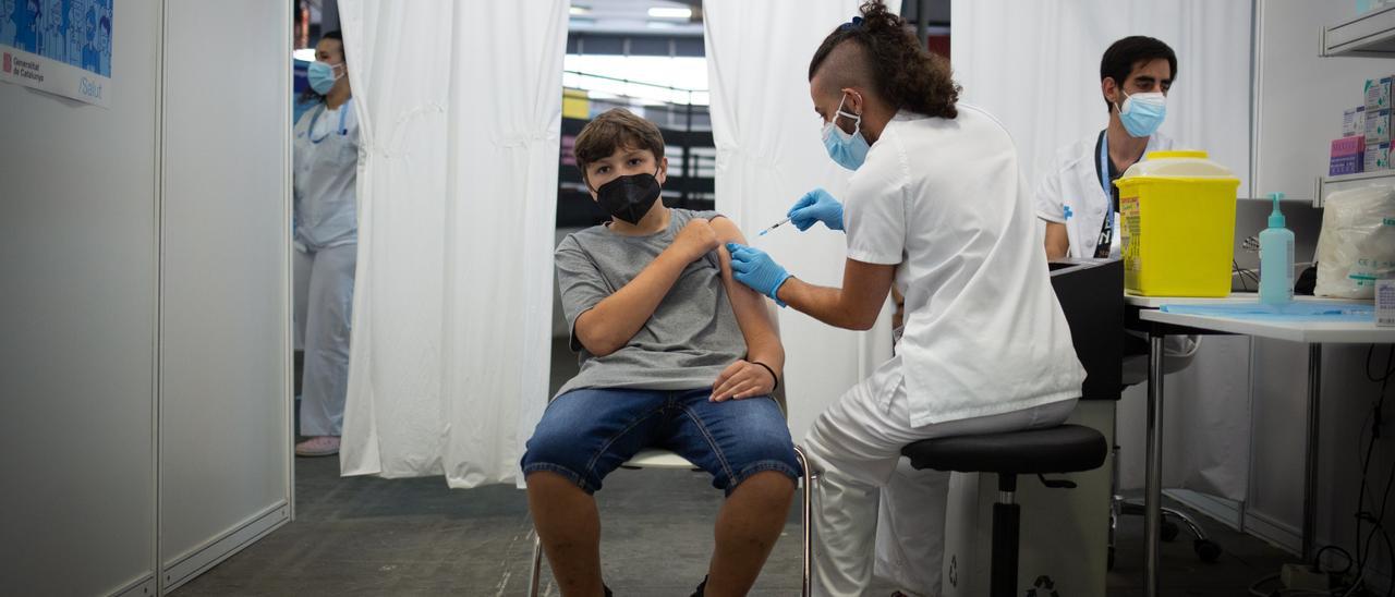 Un joven recibe la primera dosis de la vacuna contra la Covid-19