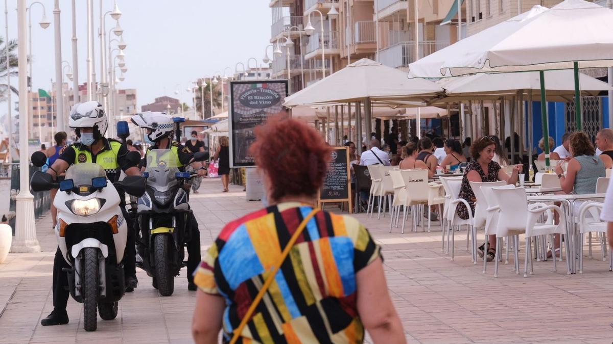 Zona de terrazas en el paseo marítimo de Guardamar del Segura en el verano de 2020.  | ÁXEL ÁLVAREZ