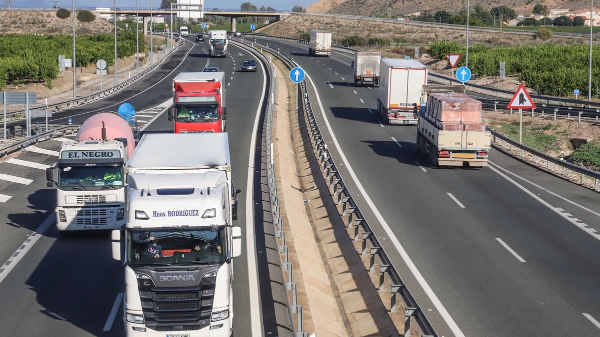 Varios camiones circulan por la A7 a su paso por la Vega Baja.