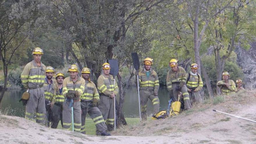 Cuadrilla de extinción de incendios, situada a la orilla del río Tera, en una pasada campaña.