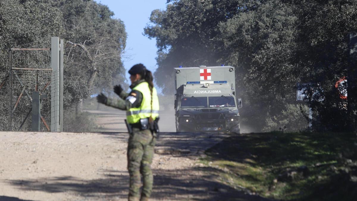 Un ambulancia circula por la base de Cerro Muriano el pasado 21 de diciembre.