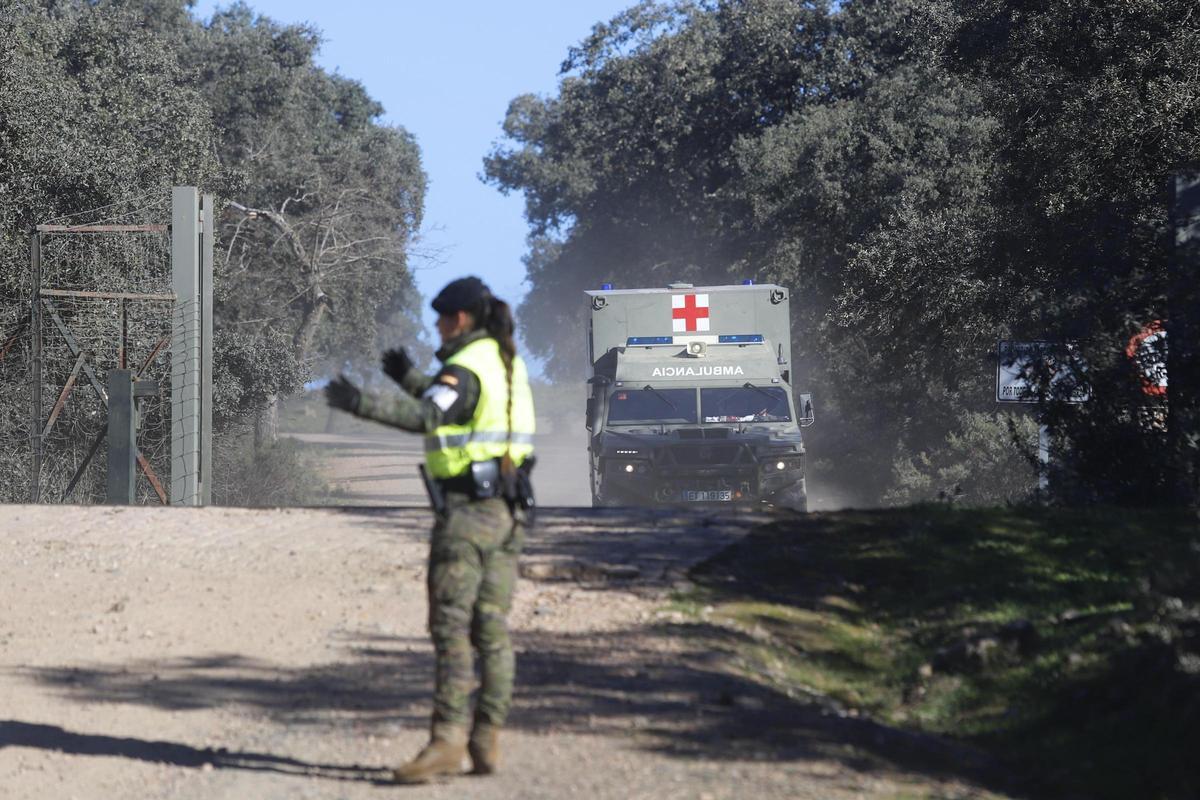 Un ambulancia circula por la base de Cerro Muriano el pasado 21 de diciembre.