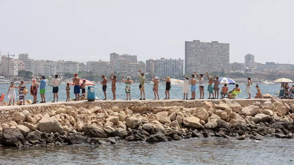 Más de cien personas forman una cadena humana en la Albufereta por la protección de la costa