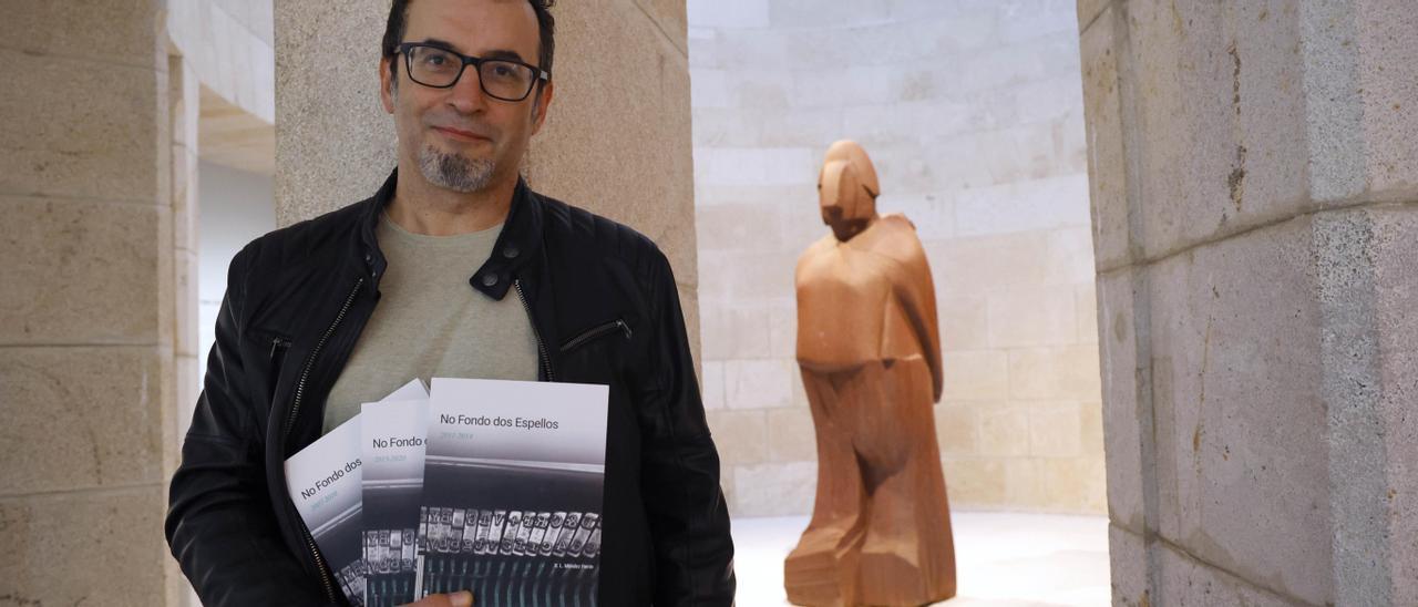Fernando Ramallo cos tres volumes de artigos de Méndez Ferrín publicados en FARO.