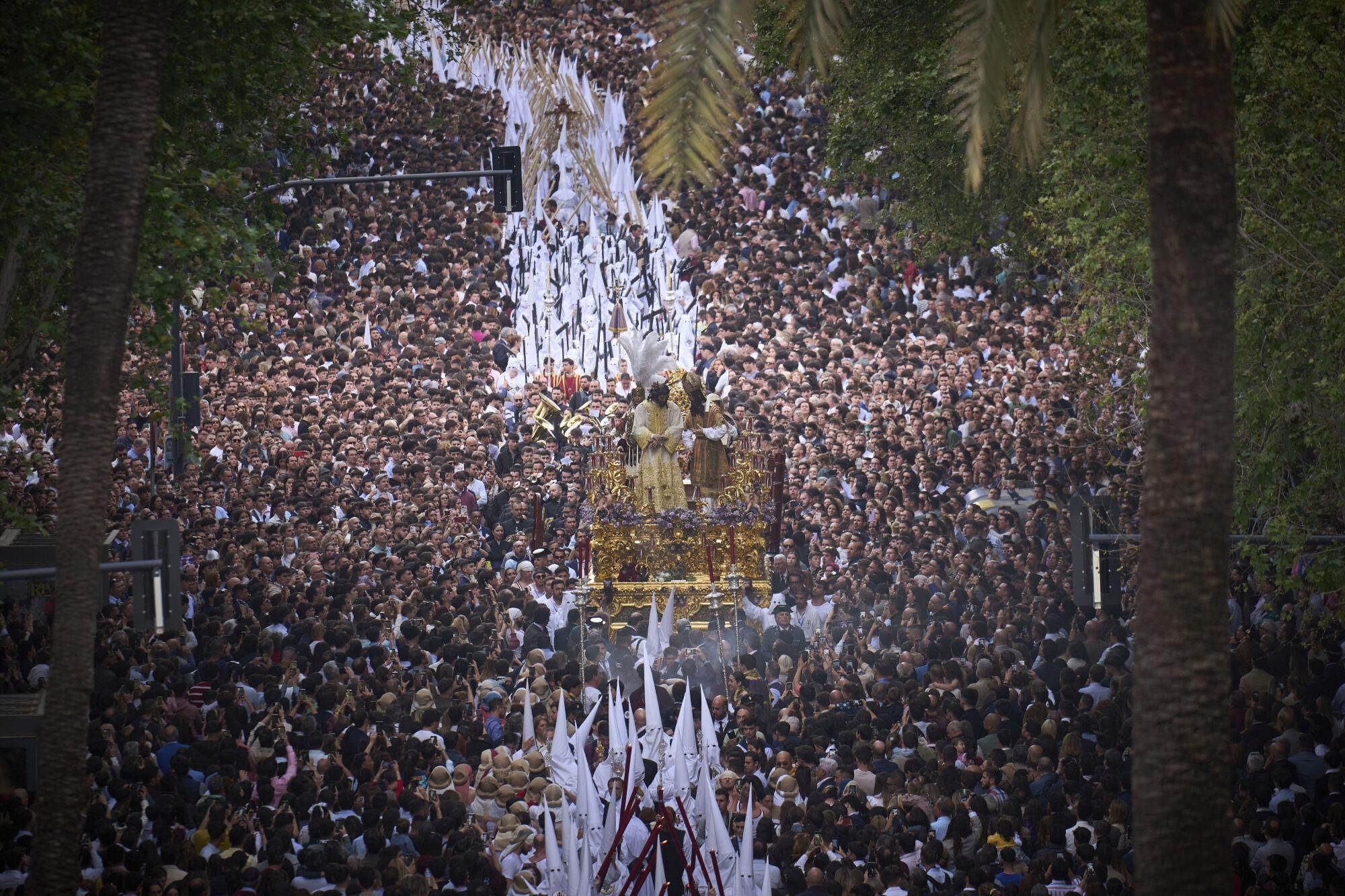 Penitents of &#039;San Gonzalo&#039; brotherhood process through the streets of Seville during Holy Week in Spain, Monday, April 14, 2025. (AP Photo/Emilio Morenatti)