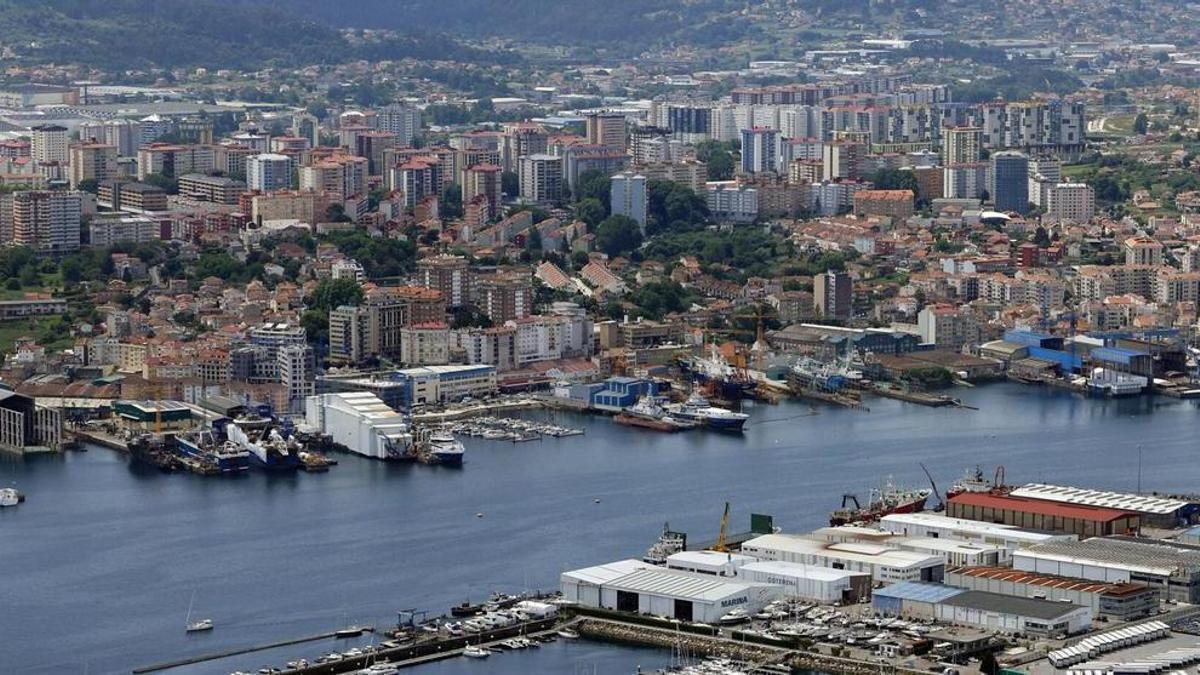 Vista de la ría de Vigo y los astilleros.