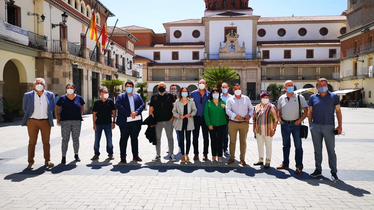 Alcaldes y concejales del Pacto Territorial por el Empleo de la Plana Baixa junto al secretario autonómico, Enric Nomdedeu, tras la reunión de Nules.