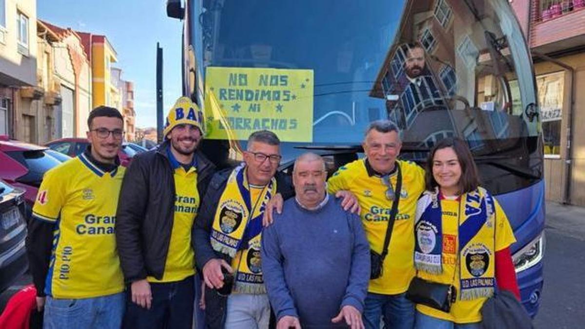 A la derecha, Daniela Sosa junto a los amigos de su padre de la peña La Bañeza y Hermógenes
