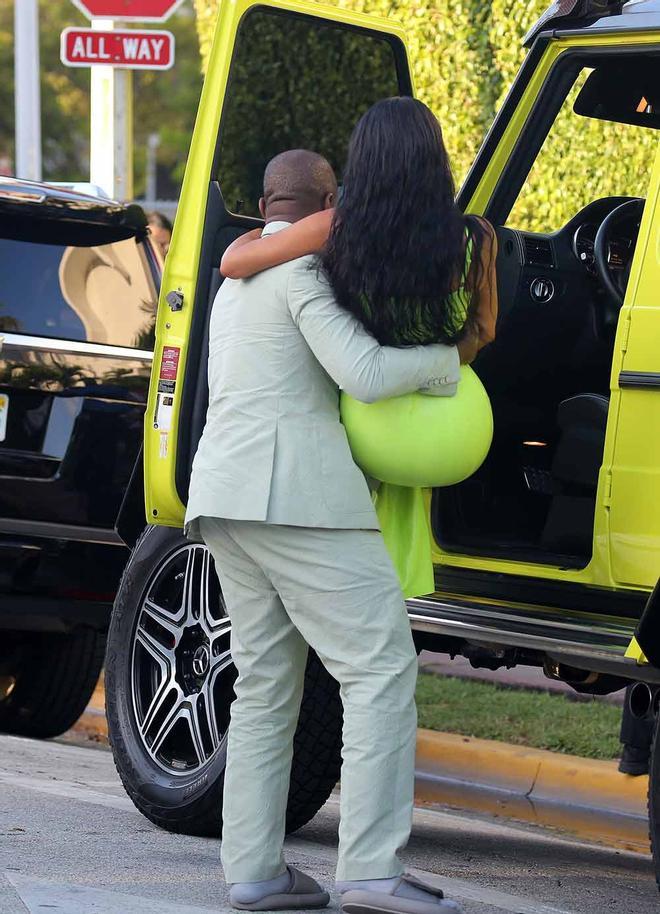 Kanye West con Kim Kardashian en brazos para subirla al coche