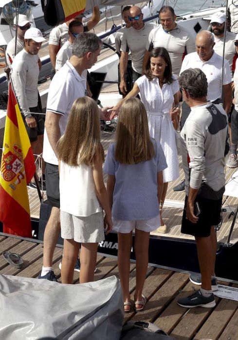 Primera aparición pública de los Reyes y sus hijas en el Club Náutico de Palma