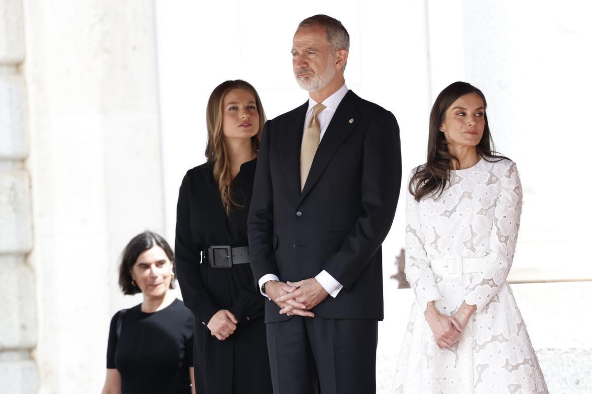 Los reyes Felipe VI y Letizia, junto a la princesa Leonor, en la Plaza de la Armería del Palacio Real