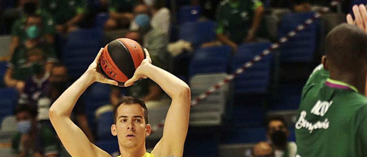 Miquel Salvó, alero del CB Gran Canaria, frente al Unicaja. | | CARLOS GUERRERO/LOF