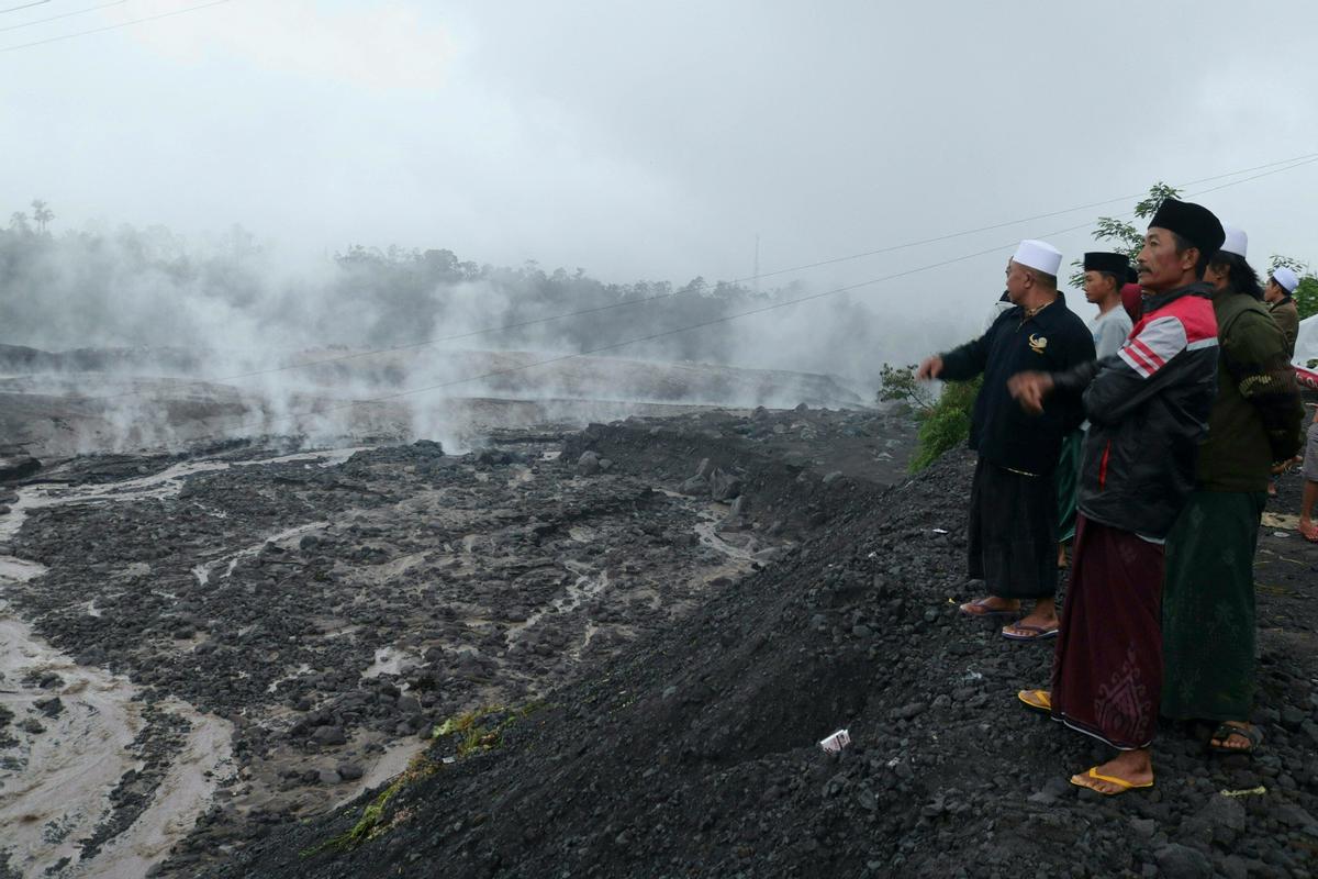 La isla de Java (Indonesia), en alerta por la erupción del volcán Semeru