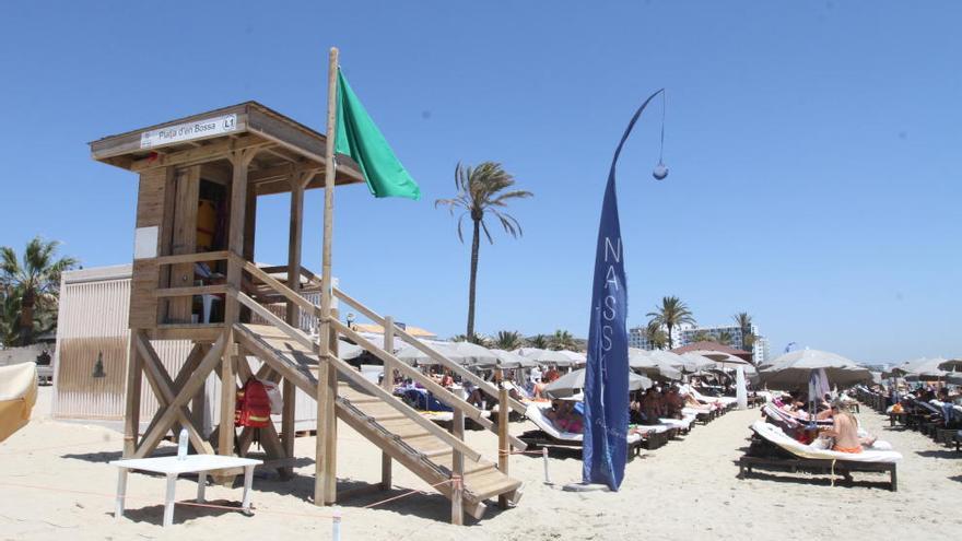 En primer plano, la torre de vigilancia; al fondo, en marrón, el techo de la pérgola para personas con movilidad reducida.