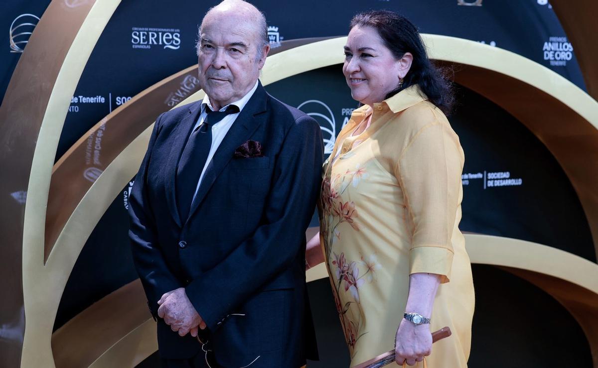 El homenajeado Antonio Resines a su paso por la alfombra junto a su esposa, ayer, en el Recinto Ferial. | MARÍA PISACA