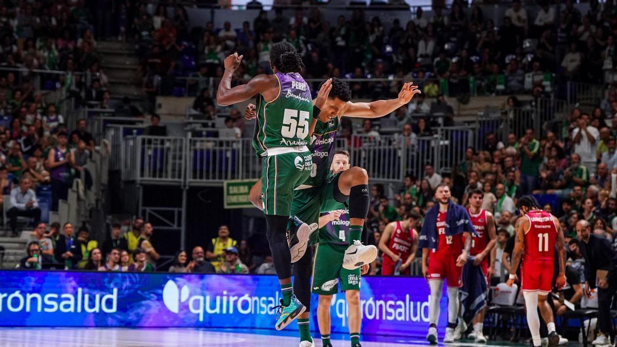 Jugadores del Unicaja muestran su alegría en el encuentro disputado frente al Girona