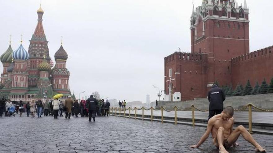 Un pintor clava sus testículos con un martillo en la plaza Roja de Moscú